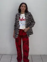 Pantalón de jean rojo con estampado animal print negro, de corte recto y tiro medio.