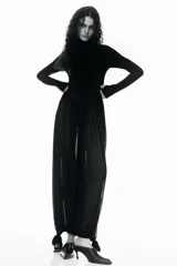 Mono largo de cuello subido y manga larga, con cuerpo ajustado y parte inferior de diseño abullonado con bajo ajustable mediante lazadas.