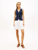 Chaleco de punto slim azul marino Tommy Hilfiger, confeccionado en puro algodón peinado, con cuello en V, botones dorados y logo bordado en la parte delantera.