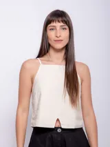 Top color crudo sin mangas con tirantes finos, escote cuadrado y pequeña abertura triangular en el bajo.