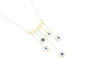 Collar dorado con dije de barra curva del que cuelgan cinco dijes de ojo turco.