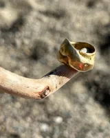 Anillo grueso de alpaca color plateado, con forma irregular y superficie texturizada.