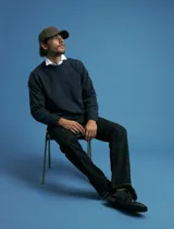 Pantalon denim de corte recto y cinco bolsillos, con cierre de botones y remaches metálicos en tono plata viejo.