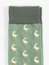 Medias de caña alta a rayas horizontales en tonos verde y celeste, con diseño acanalado y logo bordado.