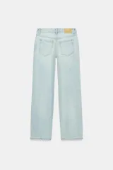 Jeans de mezclilla en color negro gastado, tiro bajo, corte de pernera recta y diseño clásico de cinco bolsillos con cierre frontal de cremallera y botón metálico.