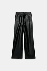 Pantalón de tiro medio confeccionado en tejido efecto piel, con diseño de cinco bolsillos y cierre frontal con cremallera y botón.