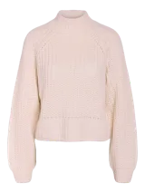 Sweater tejido de punto grueso con cuello alto, mangas largas raglán y puños acanalados. Presenta un diseño de calce holgado y textura acanalada.