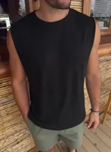 Musculosa de algodón color negro, con cuello redondo y diseño sin mangas de corte clásico.