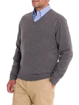 Sweater de punto con cuello en V y manga larga, confeccionado en una mezcla de lana extra fina y cashmere. Presenta un diseño clásico de calce regular con acabado texturizado.