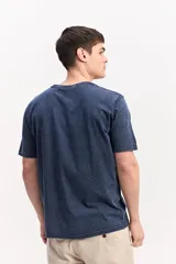 Remera de algodón color azul con efecto desgastado, de manga corta y corte recto, con estampa frontal tipográfica.