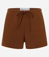 Short negro de tiro medio, corte regular, confeccionado en tejido ribana de algodón con elastano. Posee cintura elástica con cordón ajustable.