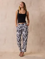 Pantalón de lino estampado en blanco y negro, marca Zac & Rachel. Tiene pretina con pasadores, cierre, botón y broches internos. Delantera con bolsillos y trasera con bolsillos simulados.