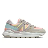 Championes New Balance modelo W5740SA, con una paleta de colores pastel que incluye gris, lila, rosa pálido y celeste. Presentan una silueta chunky con entresuela sobredimensionada y el logo 'N' en los laterales.