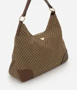 Cartera hobo grande marca Satinato, confeccionada en poliuretano con textura geométrica en tonos tostado y marrón. Cuenta con asas de hombro combinadas de material sintético y cadenas metálicas doradas, y placa frontal con el logo grabado.