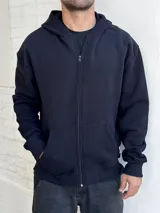 Campera negra de felpa con cierre frontal y capucha.