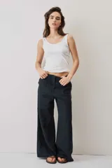 Musculosa blanca de corte clásico, con escote redondo y tirantes anchos.