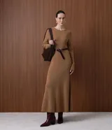 Vestido midi de punto con cuello redondo, mangas largas y falda evasé. Confeccionado en tejido de viscosa, poliéster y poliamida.