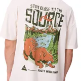 Remera de corte oversize color blanco, con cuello redondo y estampa frontal pequeña con la frase 'Stay close to the source'.