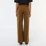 Pantalón de twill color marrón, de corte recto y tiro alto, con un diseño distintivo de cintura cruzada y cierre asimétrico.