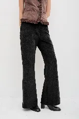 Pantalón de terciopelo color chocolate, de corte recto y tiro medio.