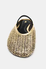 Bailarina destalonada dorada con efecto metalizado y cuerpo trenzado. Tiene una tira elástica negra en el empeine y acabado en punta redonda. La suela mide 1 cm.