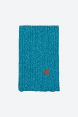 Bufanda tejida en punto trenzado, color turquesa, con textura suave y diseño alargado.