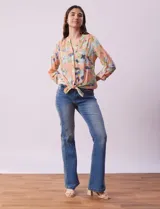 Camisa de gasa estampada, marca Zac & Rachel. Cuello a la base, escote en V y abertura central con botones. Delantera con bolsillo aplicado. Largo de manga regulable con presilla y botón. Terminación opcional de nudo en ruedo.