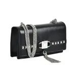Cartera bandolera negra de charol con tachas plateadas y candado decorativo.