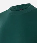 Suéter de punto color marrón chocolate, con cuello redondo, mangas largas y corte boxy. Presenta terminaciones acanaladas en cuello, puños y ruedo.