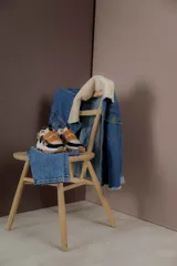 Championes color beige con detalles en marrón, con ajuste de velcro y suela track blanca y marrón.