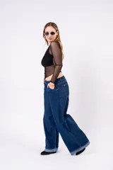 Pantalón de jean estilo wide leg en color azul oscuro, con talle medio y ruedo con doblez ancho.