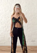 Top corto con estampado animal print en tonos verde y negro, con detalles de encaje negro en el escote y ruedo.