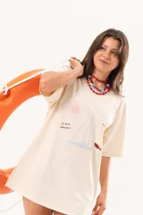 Remerón oversize de algodón color manteca, con mangas cortas y estampa exclusiva temática marina en el frente.