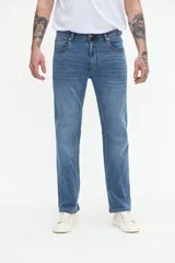 Jean slim fit de color celeste con lavado medio y efecto desgastado sutil. Presenta diseño clásico de cinco bolsillos y cierre frontal con botón y cremallera.