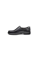Zapato formal tipo mocasín de cuero negro, con puntera cuadrada y suela de goma. Presenta un diseño slip-on con elástico lateral para facilitar el calce.