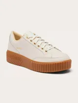 Championes Sorel modelo Ona Ave Low Sneaker, color blanco con suela alta de plataforma en tono caramelo y detalles dorados en los ojalillos y la marca en el lateral.