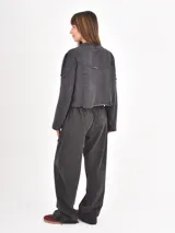 Pantalón de corte holgado con efecto lavado, cintura elástica con cordón ajustable y bolsillos laterales.