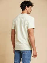 Remera amarilla de algodón con cuello redondo y manga corta.