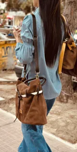 Bolso marrón de cuero gamuzado con correa bandolera de cuero marrón y detalle de cuero con estampado animal print.