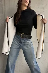 Remera negra de cuello alto y manga larga, confeccionada en tejido de algodón con textura acanalada.