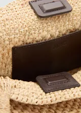 Bolso tipo tote de paja trenzada color beige, con doble asa superior de hombro.