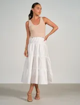 Vestido midi combinado de Elan, con torso de punto beige de escote en V y breteles anchos, y falda escalonada blanca de largo midi.