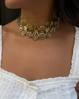 Gargantilla de diseño artesanal compuesta por eslabones de formas orgánicas y texturizadas, con cadena de ajuste posterior.