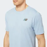 Remera deportiva New Balance Speed Jaquard de manga corta, color celeste, con tecnología NB ICEx de secado rápido. Presenta un diseño de tejido jacquard con textura y el logo de New Balance en el pecho.