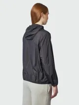 Campera rompevientos Moncler modelo Enette, color negro, con capucha, cierre frontal y puños elásticos. Presenta el logo de la marca aplicado en la manga izquierda.