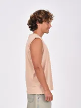 Musculosa negra de corte recto, sin mangas y con cuello redondo. Presenta un estampado frontal en blanco con texto en tipografía estilo retro.