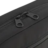 Cartera crossbody Puma Her color negro, con compartimento principal con cierre, bolsillo frontal con cierre y correa ajustable. Presenta el logo de la marca bordado en tono plateado en el frente.