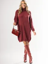 Vestido tipo polerón de tejido de punto grueso, color bordó, con cuello alto, mangas largas y diseño holgado.