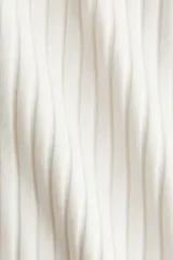 Musculosa blanca de punto acanalado suave, con escote en U y ribetes negros en contraste en el cuello y las sisas.