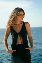 Top negro de lino con escote en V y tiras para atar en el centro.